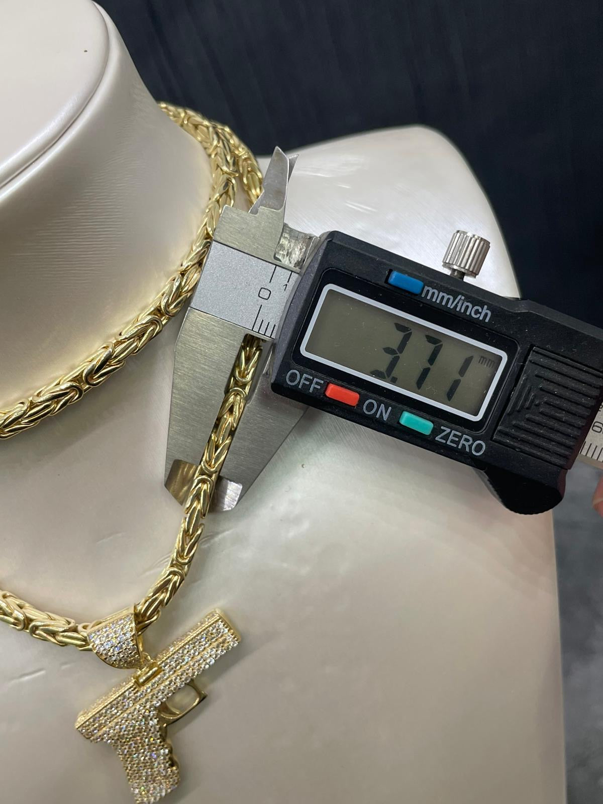 14 karaat gouden koningsketting met pistool hanger