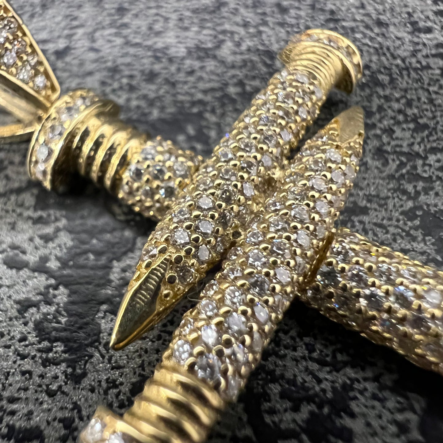 Gouden kruis kettinghanger spijker model