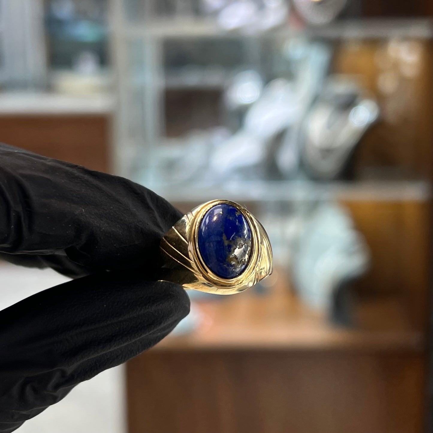 Gouden ring 14 karaat met een prachtig lapis lazuli steen