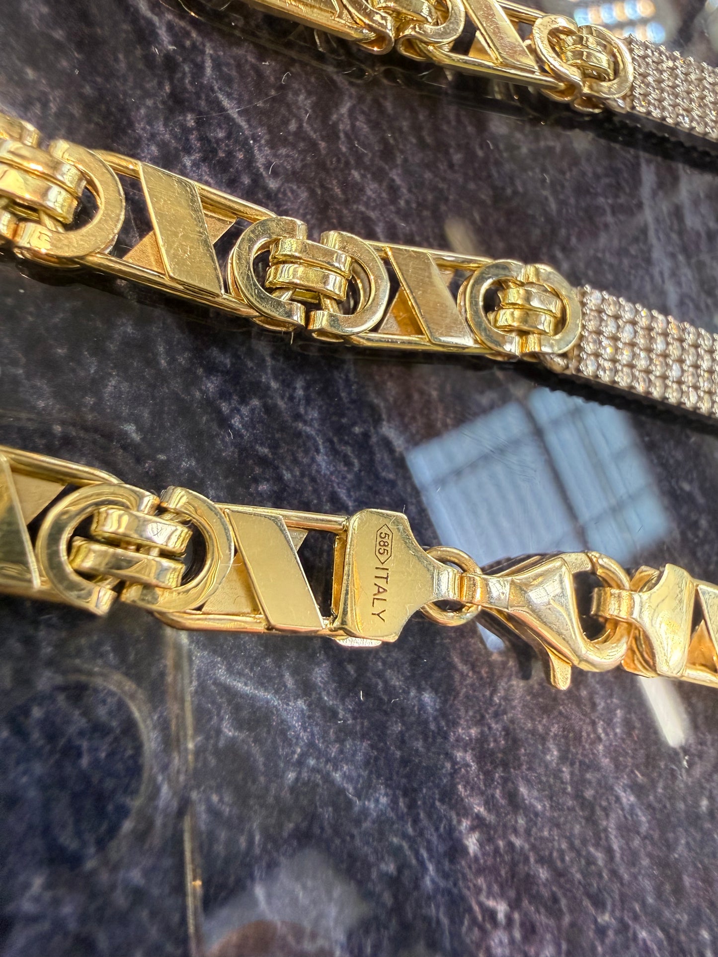 Prachtige 14 karaats gouden Valentino ketting met kruis hanger