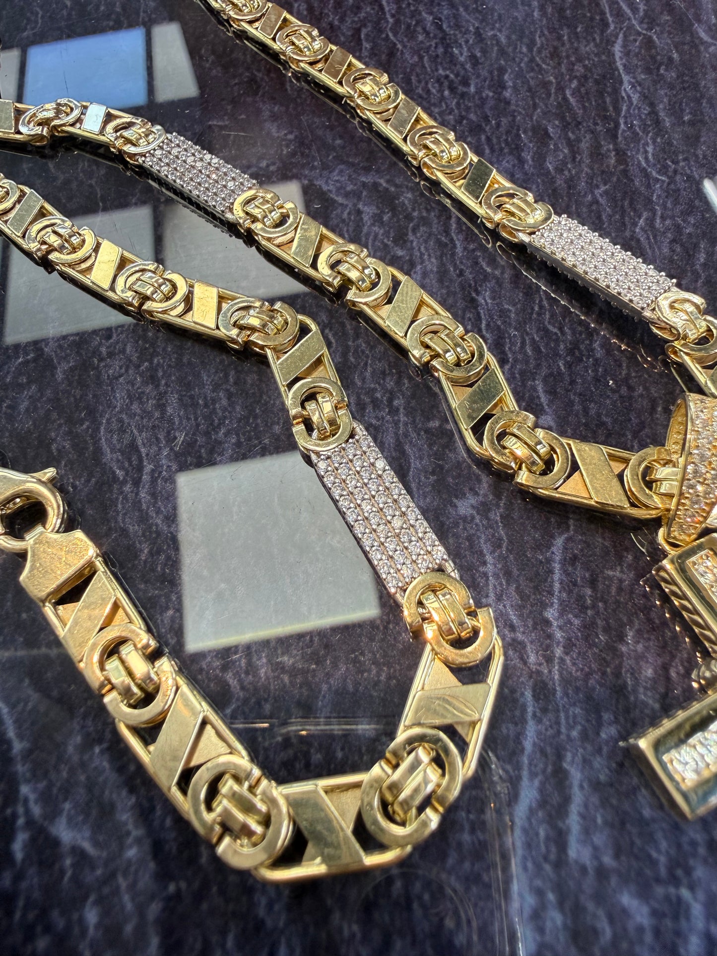 Prachtige 14 karaats gouden Valentino ketting met kruis hanger