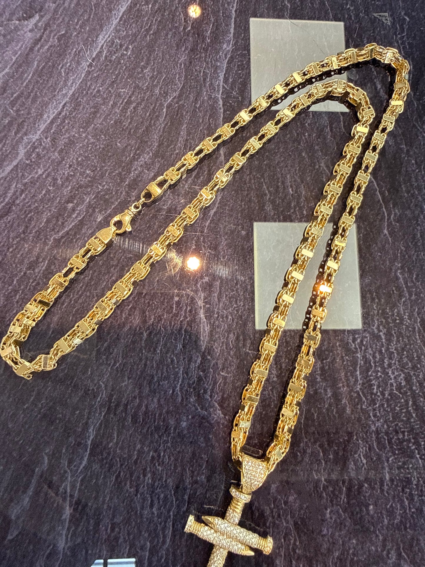 Prachtige 14 karaats gouden Magnum ketting met uniek kruis