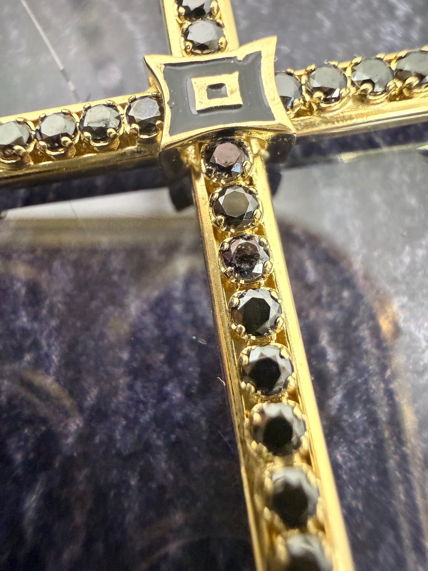 Prachtige 14 karaats gouden kruis hanger met onyx steen
