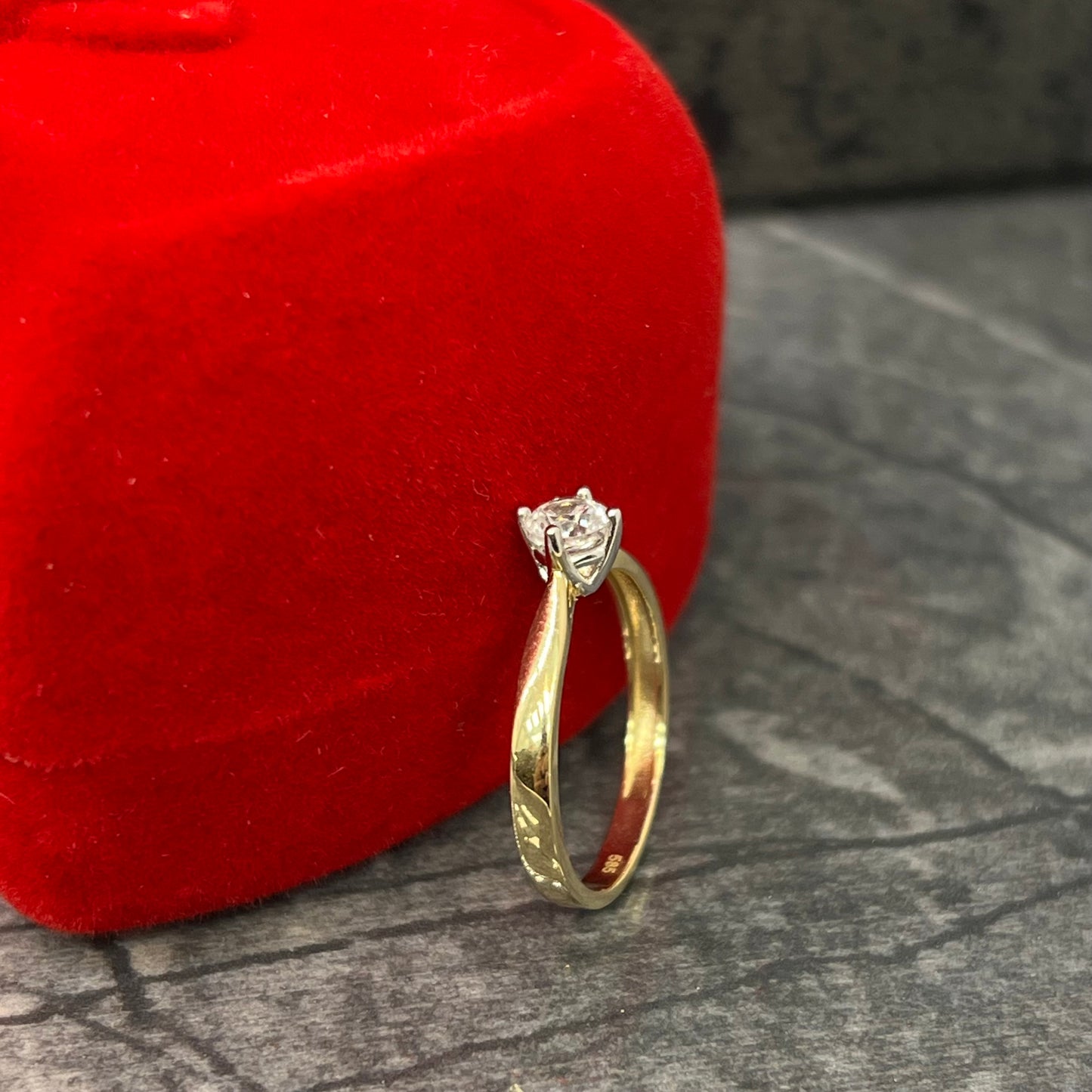 Gouden solitaire ring dames