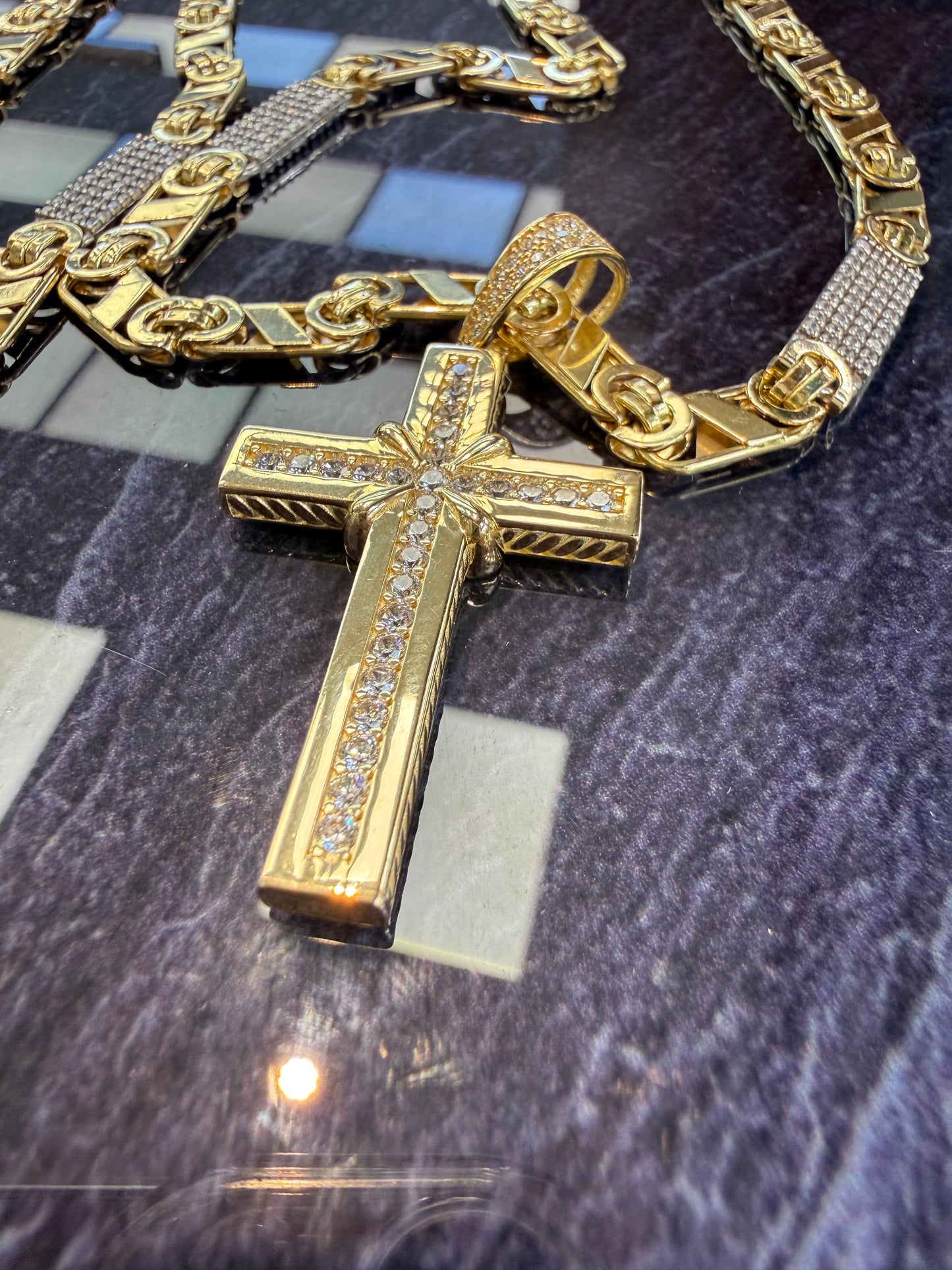 Prachtige 14 karaats gouden Valentino ketting met kruis hanger