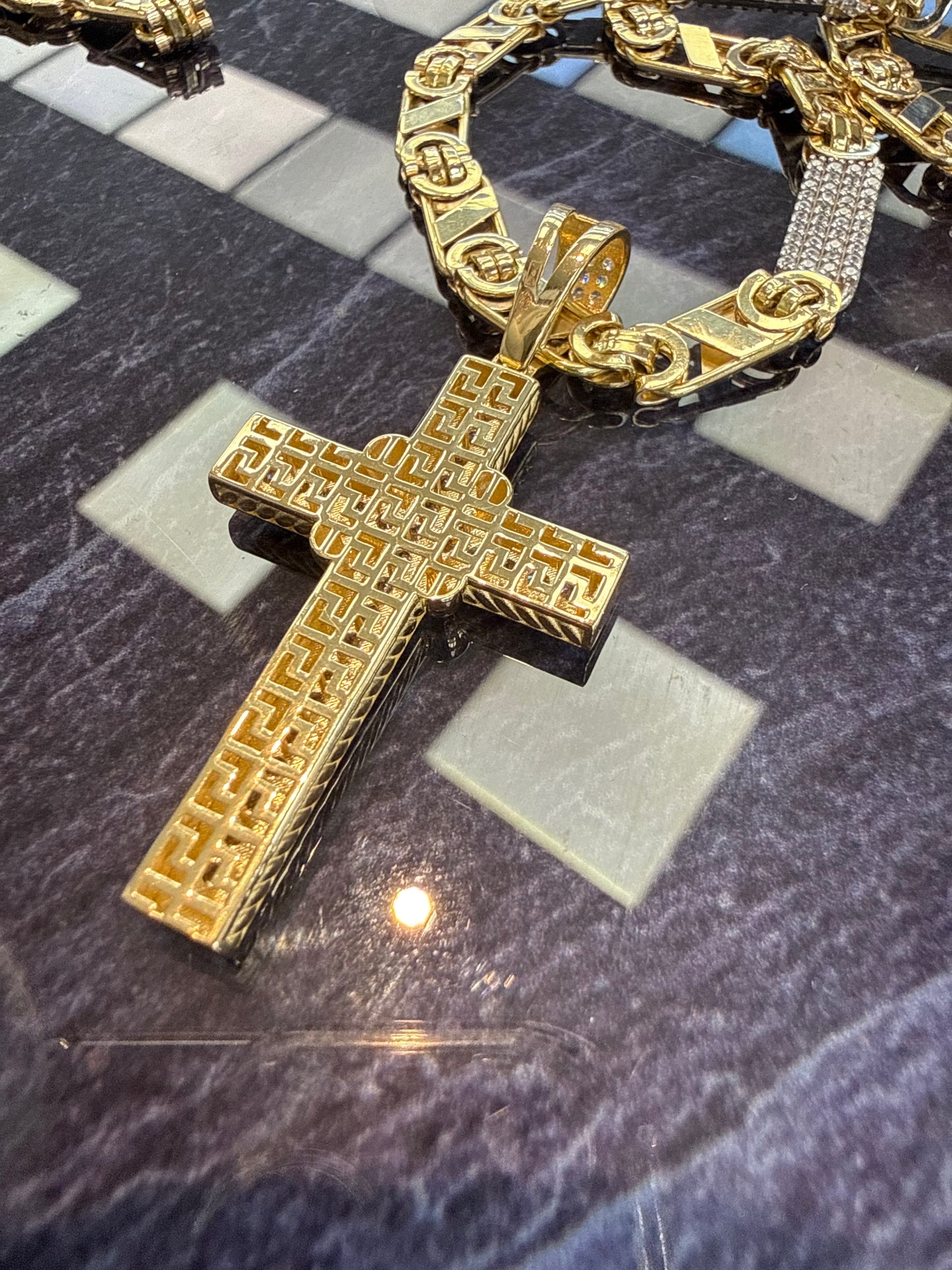 Prachtige 14 karaats gouden Valentino ketting met kruis hanger
