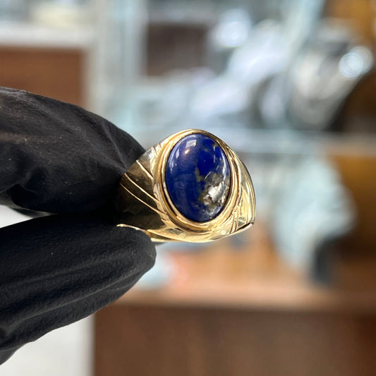 Gouden ring, 14 karaat, met een lapis lazuli steen