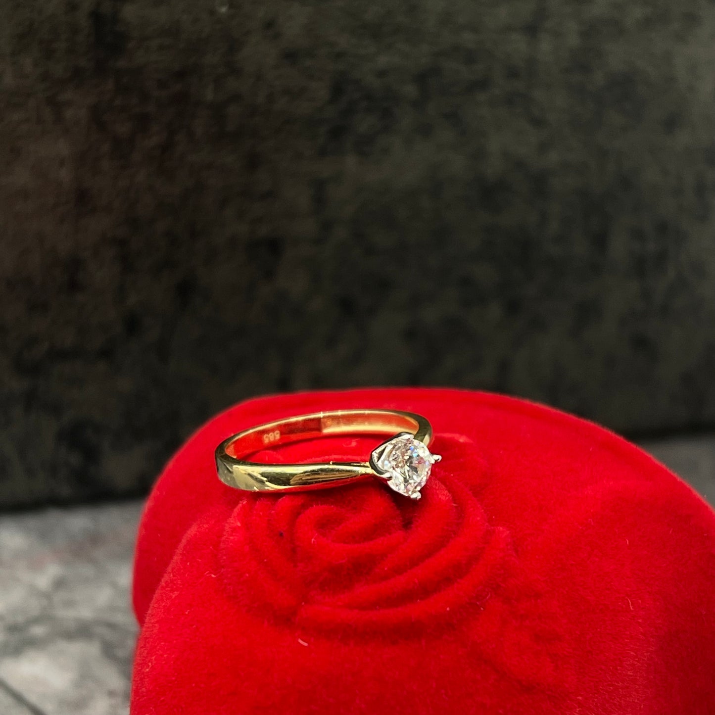 Gouden solitaire ring dames