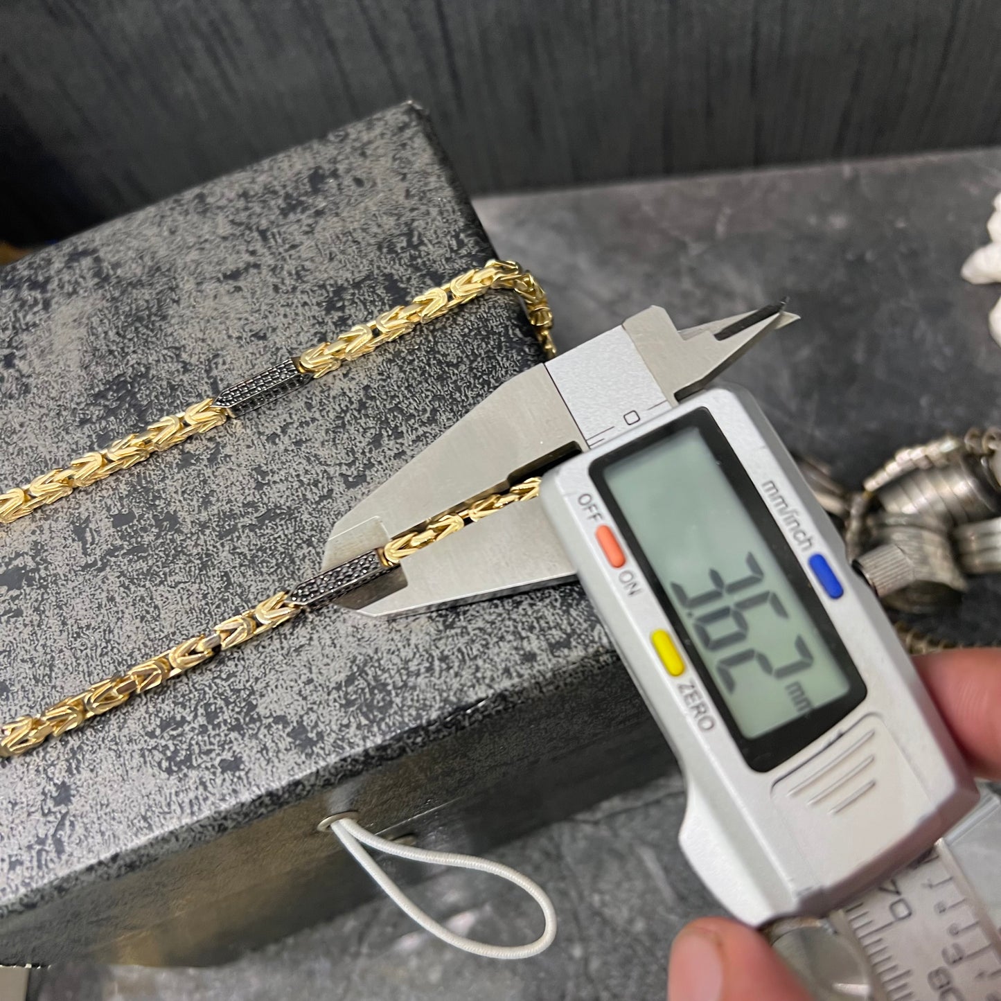 14 karaat gouden koningsketting met zwarte onyx stenen