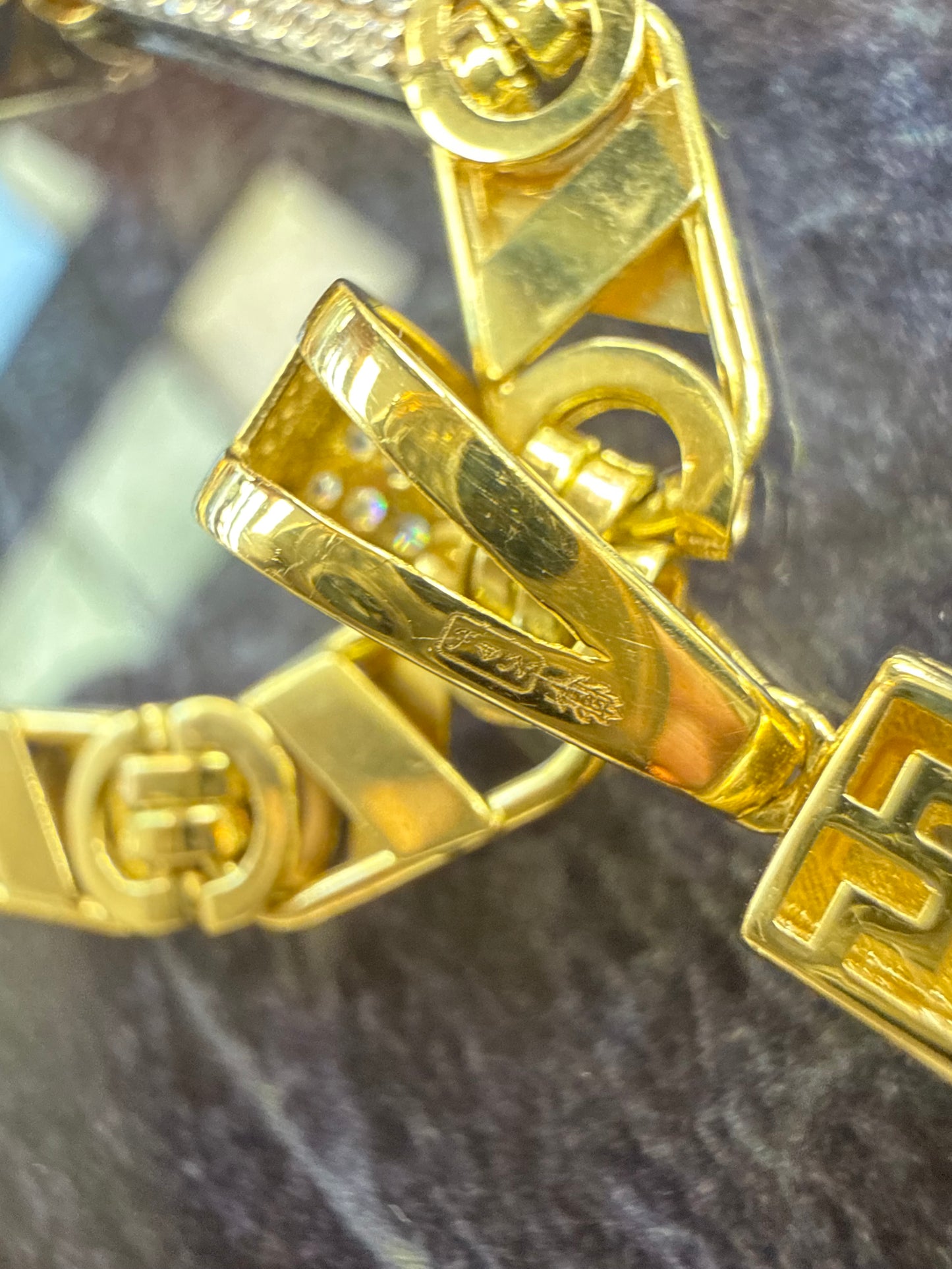 Prachtige 14 karaats gouden Valentino ketting met kruis hanger