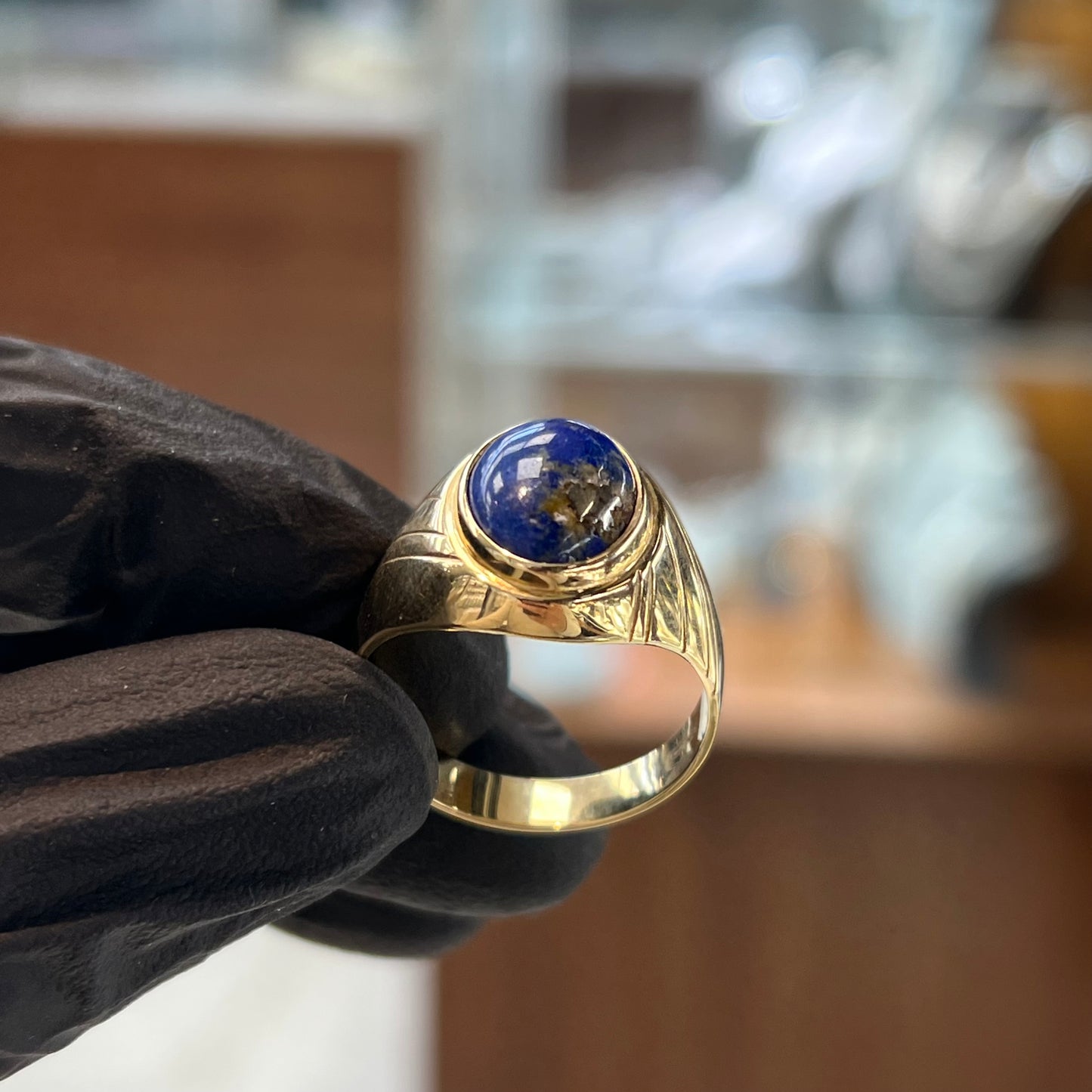 Gouden ring 14 karaat met een prachtig lapis lazuli steen