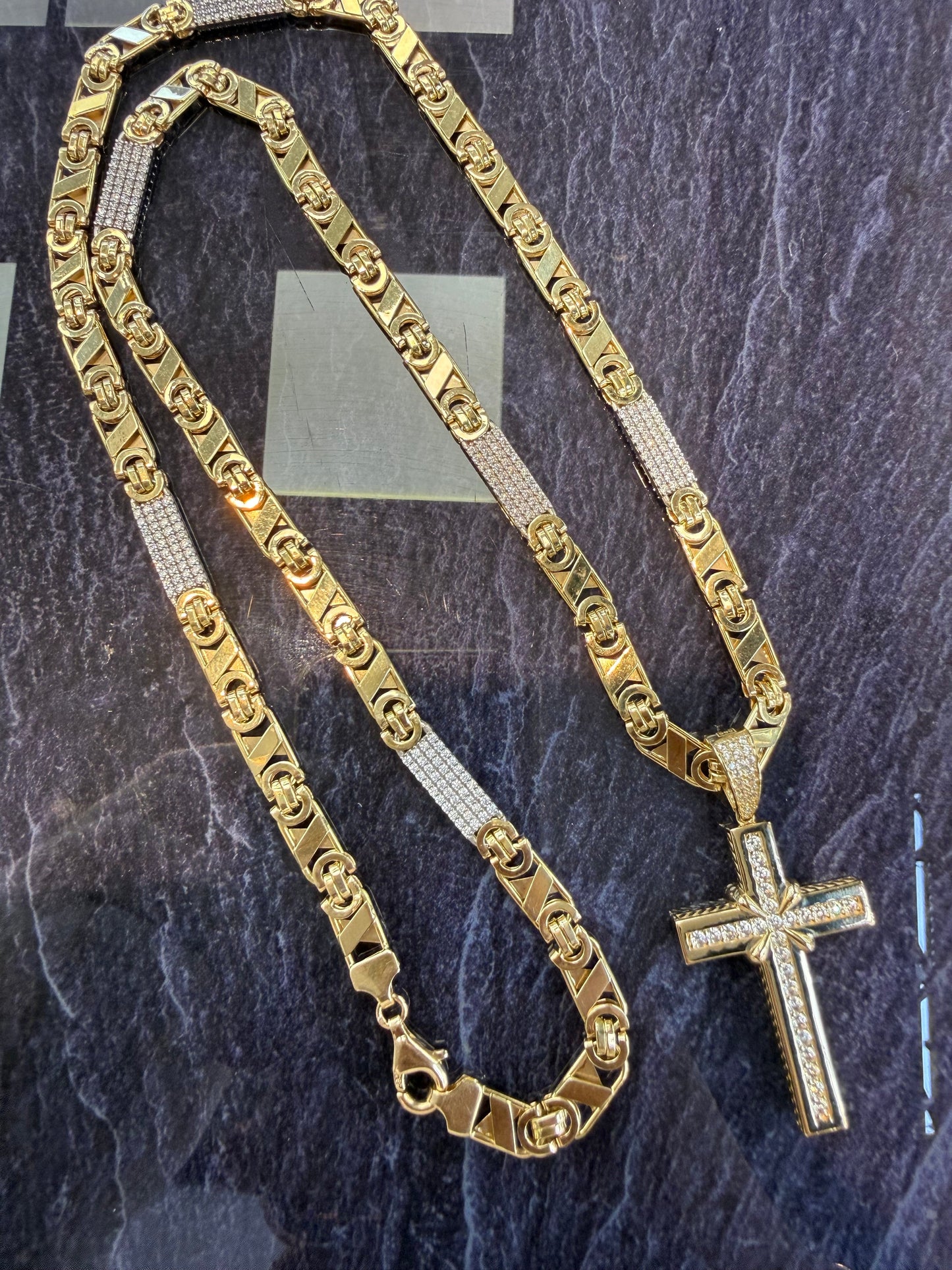 Prachtige 14 karaats gouden Valentino ketting met kruis hanger