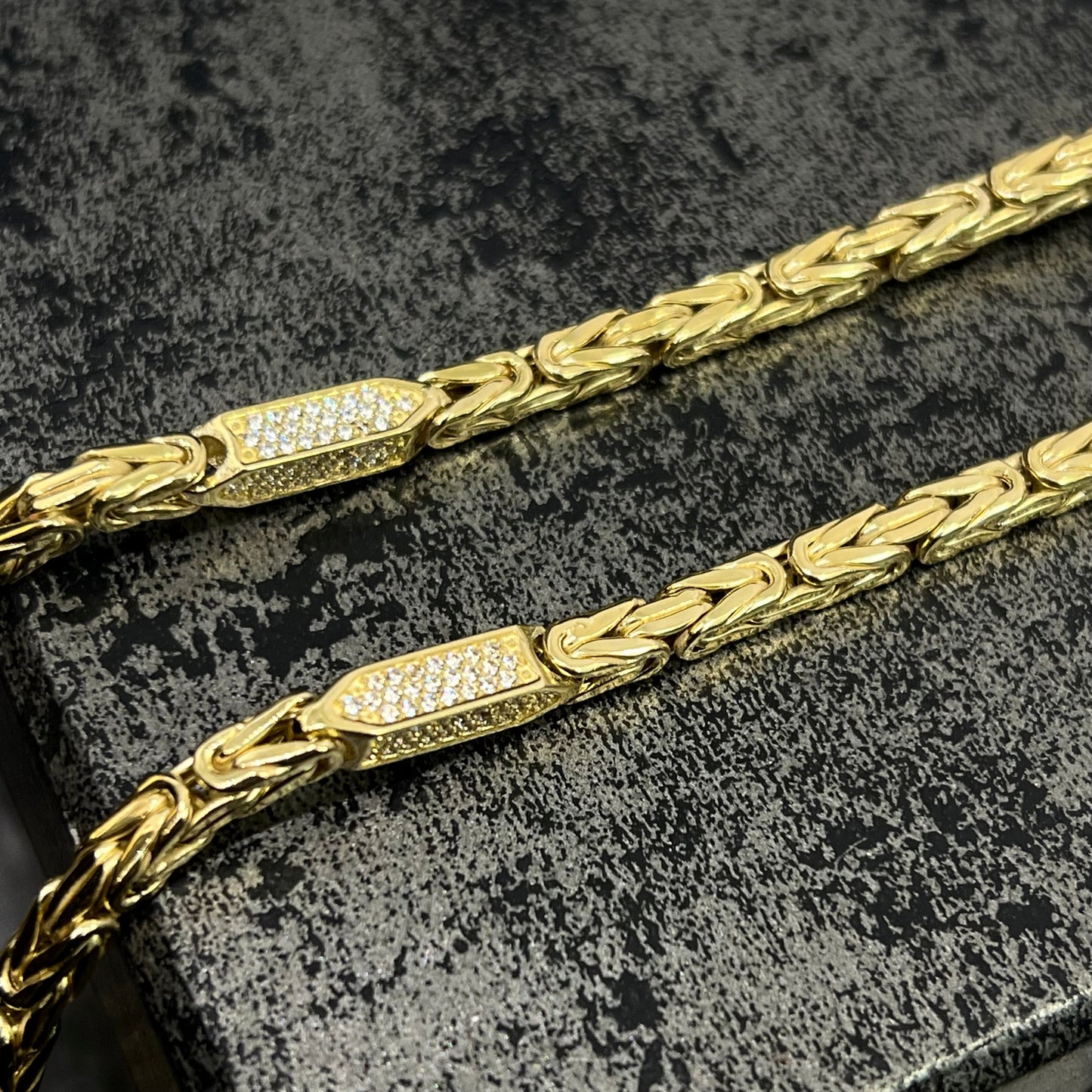 14 karaat gouden koningsketting bezet met schitterende stenen