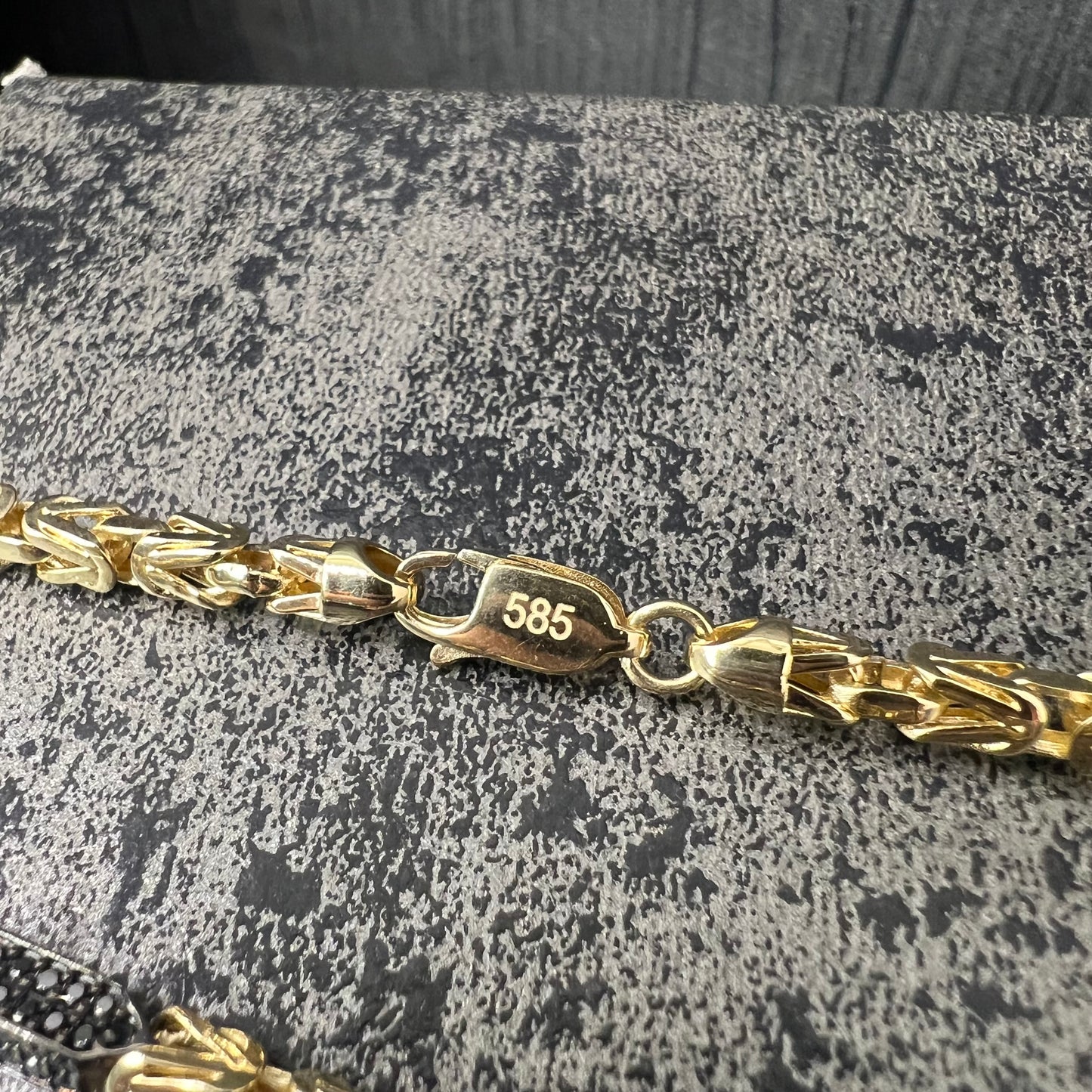 14 karaat gouden koningsketting met zwarte onyx stenen