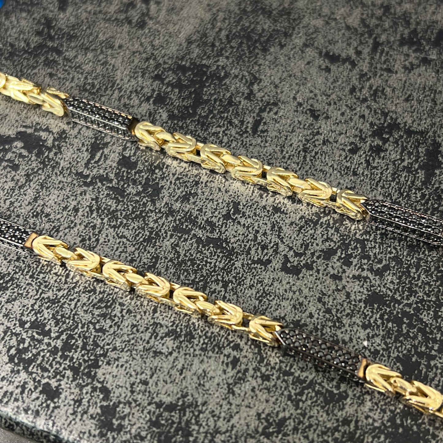 14 karaat gouden koningsketting met zwarte onyx stenen