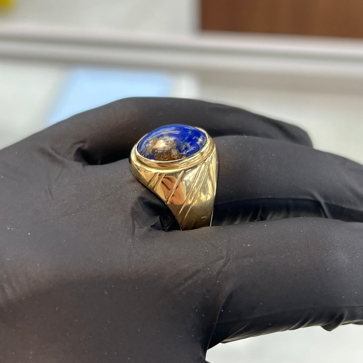 Gouden ring 14 karaat met een prachtig lapis lazuli steen